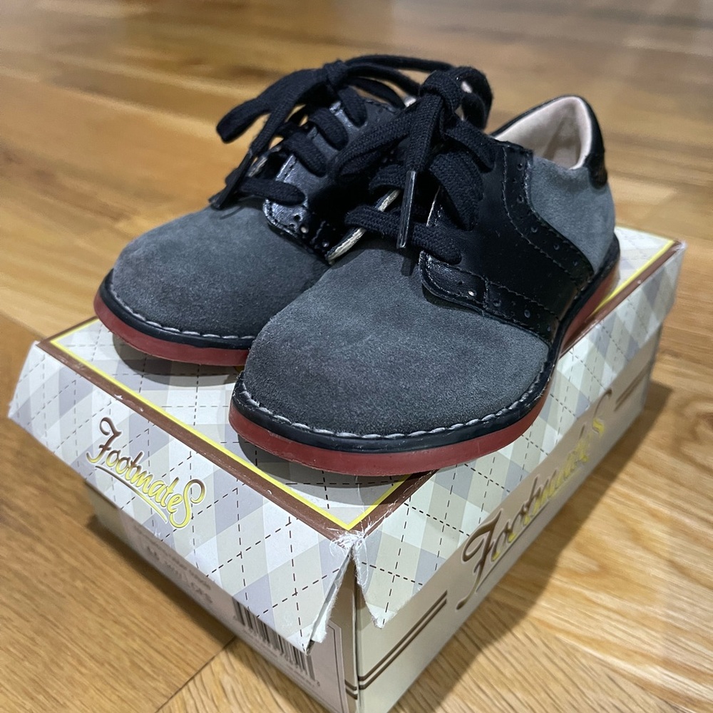 FootMates Black and Gray Dress Shoes with Classic Design
